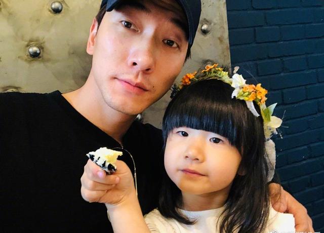 张亮离婚!老婆正面照曝光一看就是好女人,难怪当初陪他住地下室