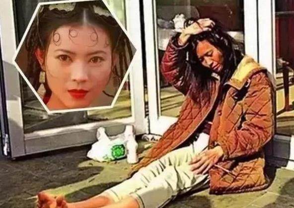 蓝洁瑛墓碑被熏黑:一路的芬芳与心酸化为空壳灰烬