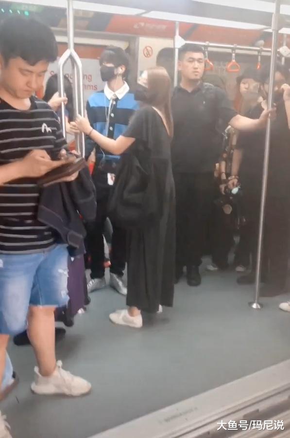 蔡徐坤低调搭地铁被网友偶遇,像握助理的手,不怕ikun吃醋?
