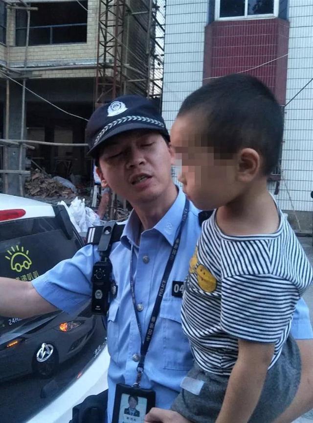 宝宝看见警察哭闹 叔叔别抓我 警察 不要再吓孩子了 科技资讯 娱乐新闻网