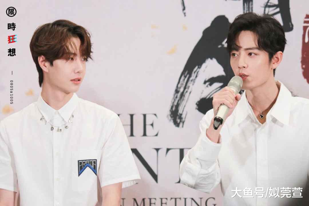 采访王一博时,坐在一旁的肖战还是很乖的,只是小动作好多,嘟嘴,伸腰