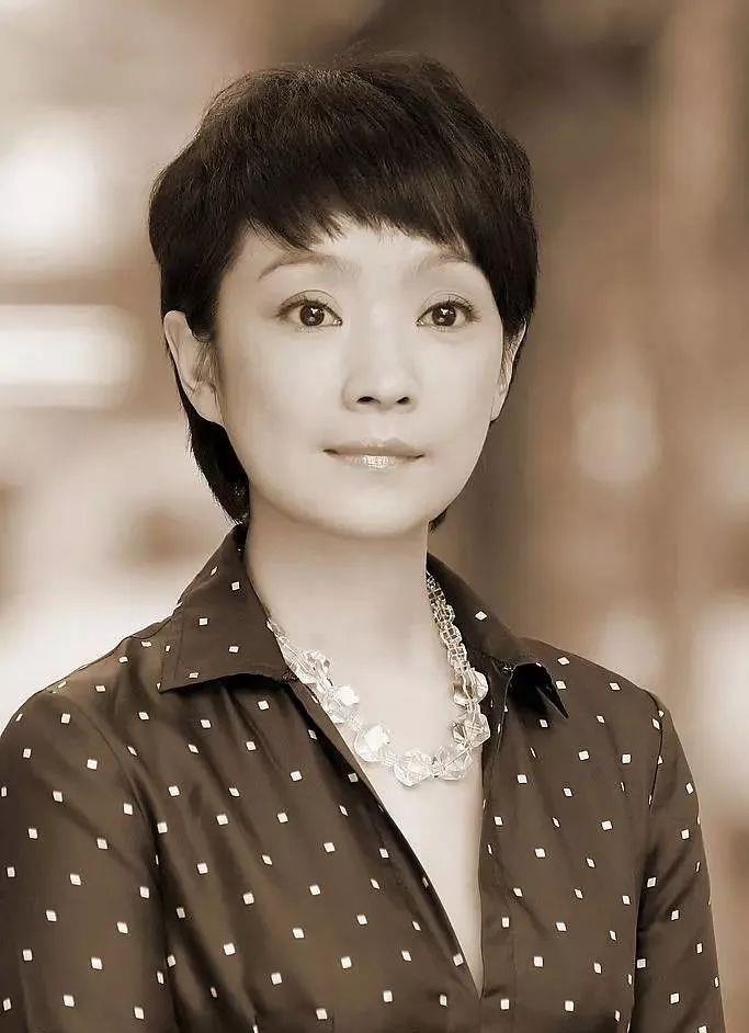 50岁富姐王海燕,二婚嫁给老戏骨张嘉译,如今一家三口很幸福