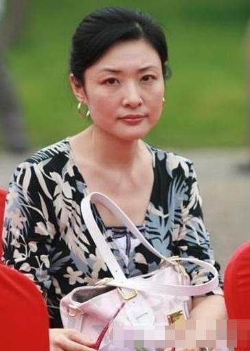 51岁周涛与59岁丈夫素颜生活照,女儿患自闭,网友:发福