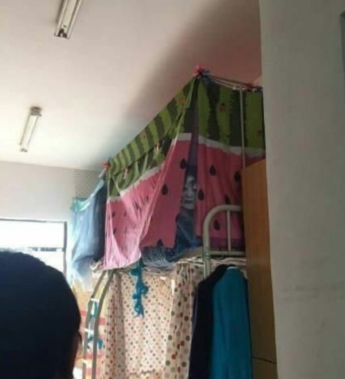 高高兴兴回个宿舍 结果阴影了一
