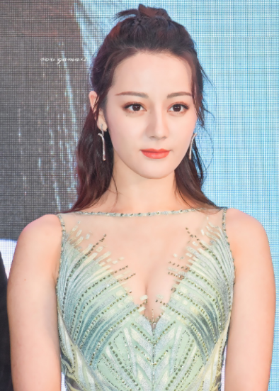 迪丽热巴出席活动"被表白",看清对方的正脸后,难怪她都红了脸
