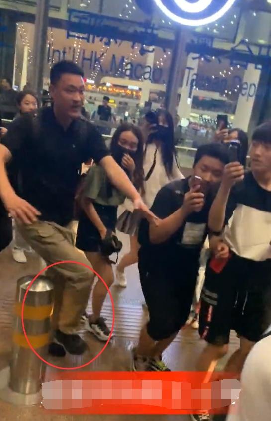 王一博被粉丝堵着路 谁注意保镖是咋开路的 佩服一博的淡定 娱乐资讯 娱乐新闻网