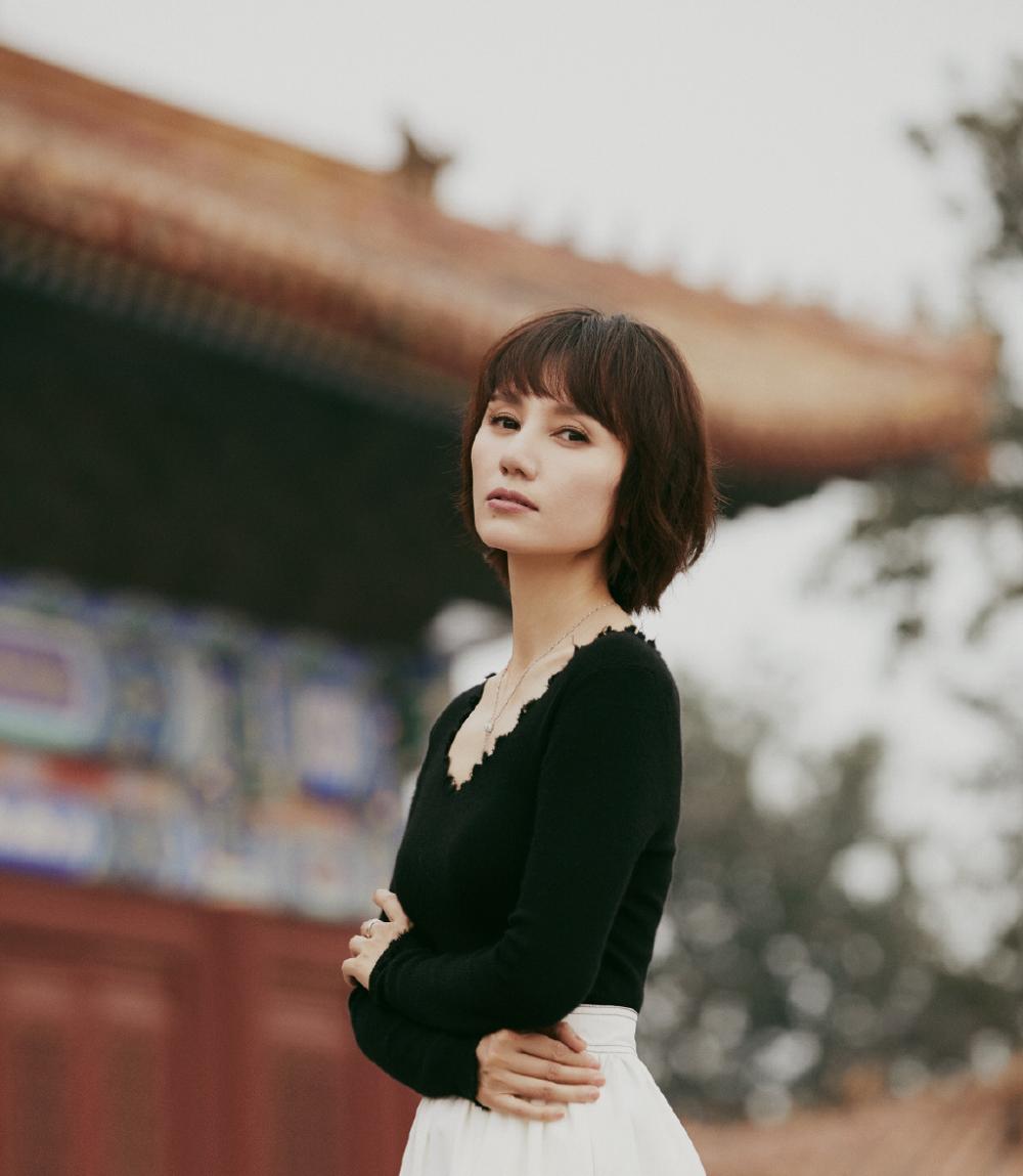 被袁泉新发型惊艳,只是稍微把头发留长一点,气场却比唐晶还强大