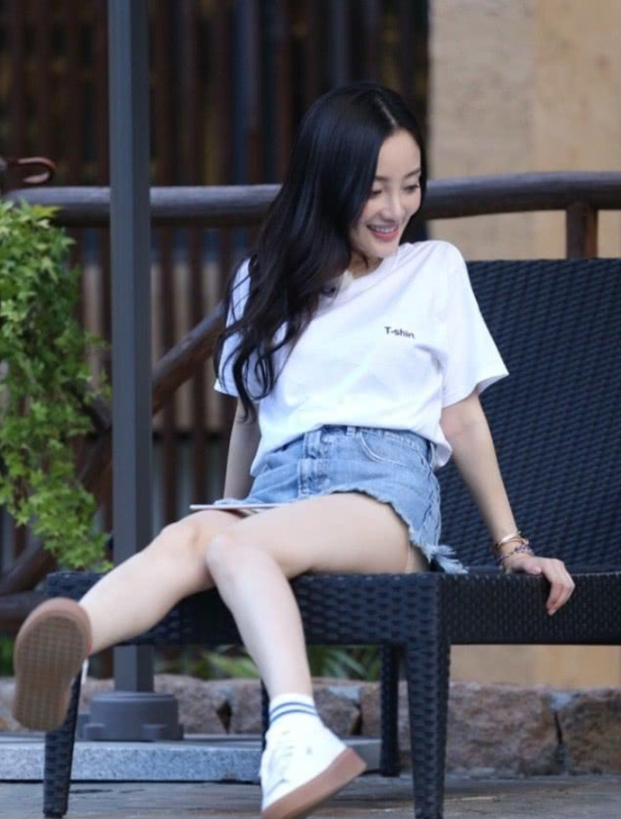 李小璐到底有多撩人?看看她的"泳池照",腿一并拢就成焦点!
