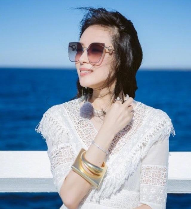 继应采儿酒后失态动作幅度大后,章子怡故意拉低衣服,让汪峰丢面