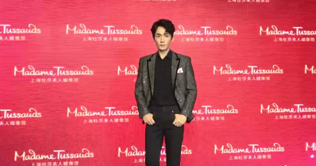 朱一龙蜡像难辨真假,本尊为蜡像取名朱二龙!可爱了我龙哥