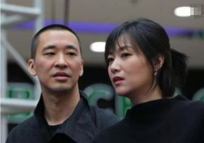 徐静蕾黄立行现身机场,徐静蕾身材发福,大腿比老公还粗?