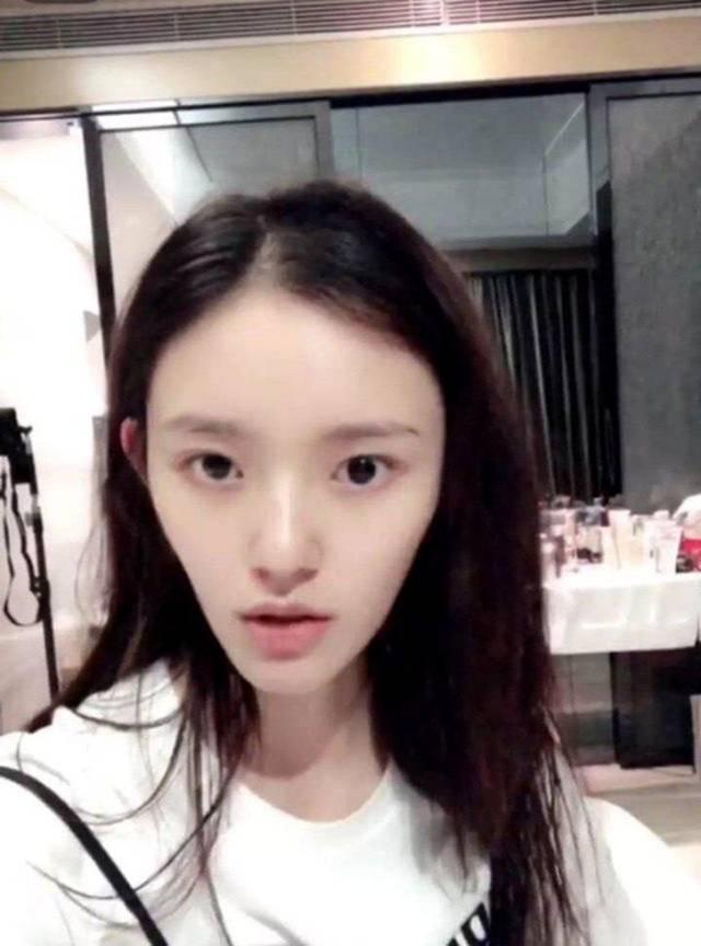 这些明星直播时的滤镜太强了: 杨颖变蛇精脸, 谢娜像外星人