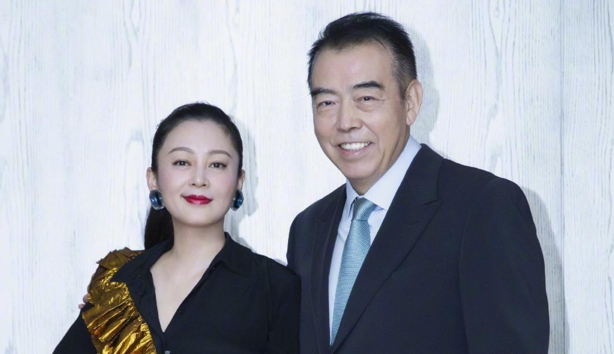 她是陈红的侄女,俩人长相一模一样,屡演大片却不火,今成这样