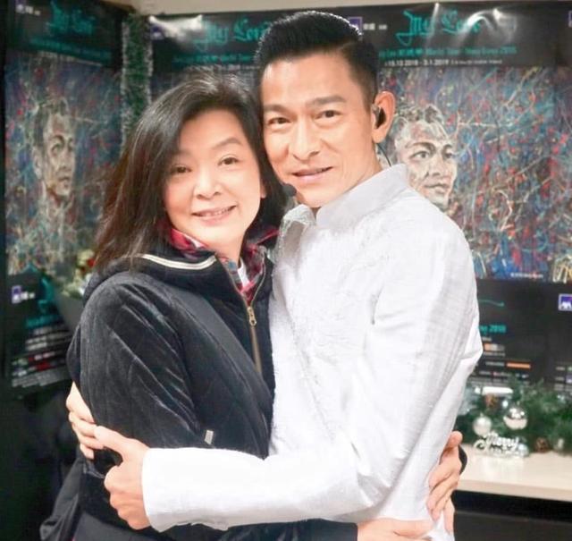 钟楚红惊喜现身刘德华演唱会,58岁的红姑还是那么美!