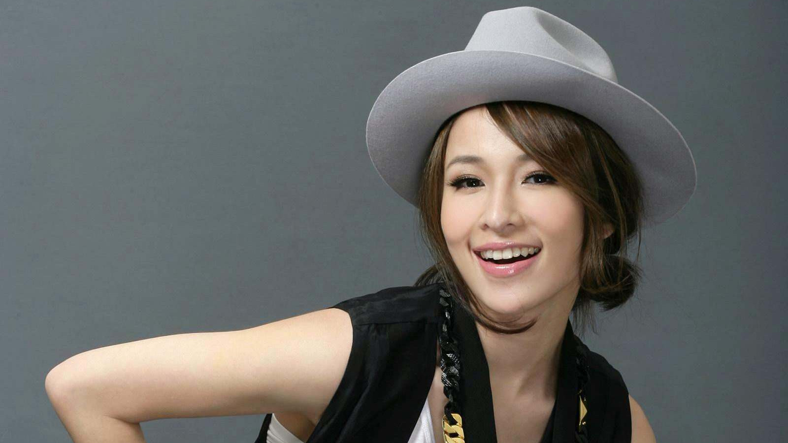 萧亚轩ins终于更新 配文：“Miss me ？ I miss ME.”