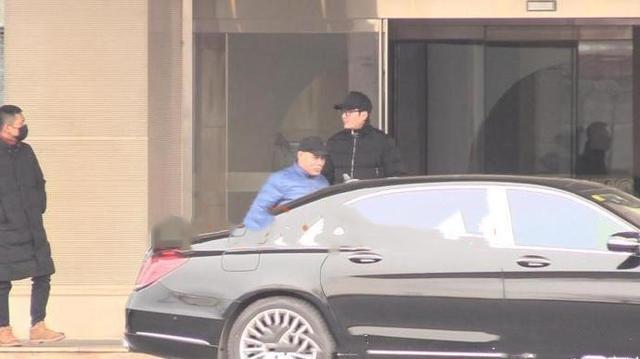“一家三口”现身机场, 冯绍峰体贴孕妇赵丽颖, 独自在寒风中抽烟