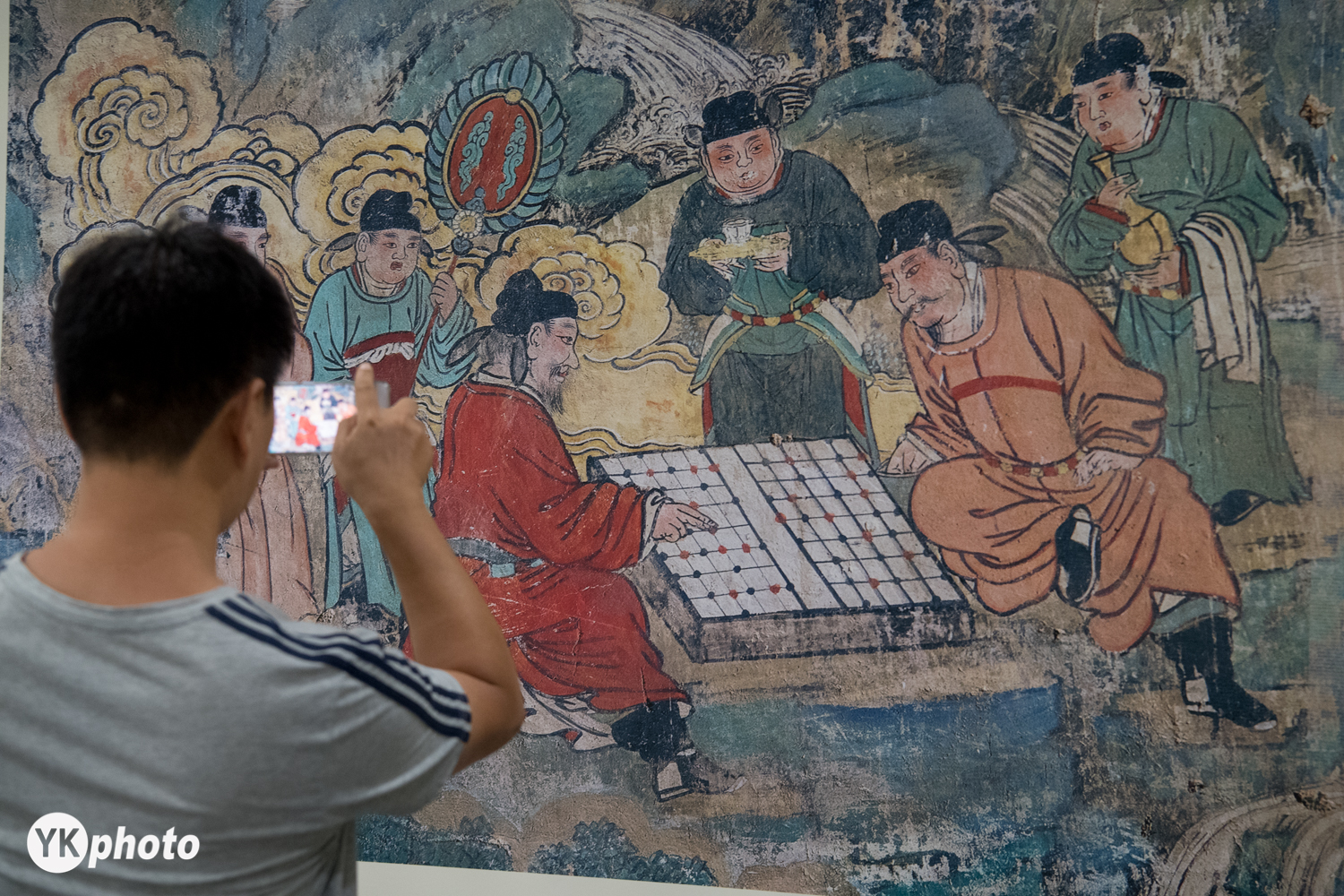 市民参观洪洞广胜寺水神庙元代壁画《对弈图》扩印本.