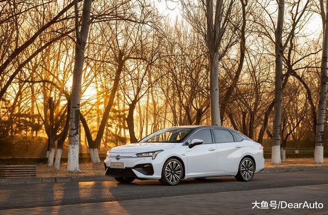 Model 3年夜贬价,但我的目光照样被那款车吸走了!