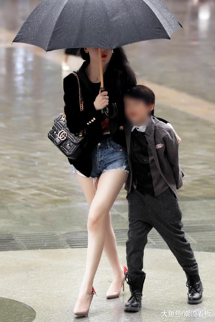 这才是真正的时尚辣妈, 不仅自己时尚火辣, 宝宝装也很炫
