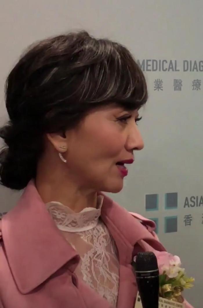赵雅芝不再装嫩,终于还原了65岁女人该有的模样,网友