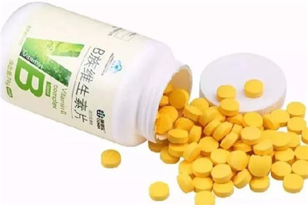 富贵竹“药片”下去, “蜂窝根”冒出来, 黄叶远离绿油油!