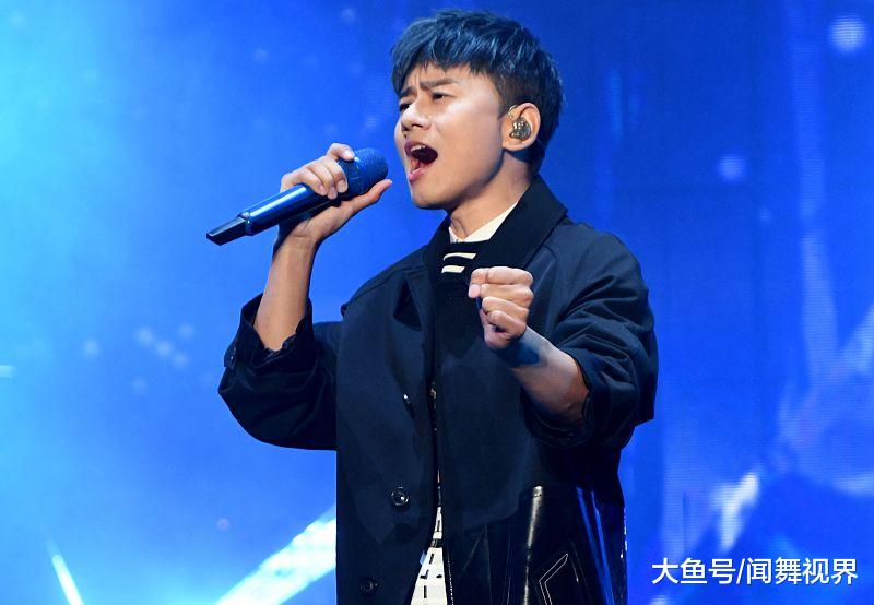 张杰演唱会台上一蹦三尺高燃爆全场,持特制话筒倾情演唱爆青筋
