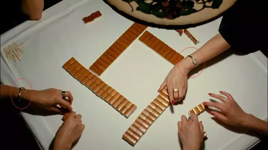 李何在《色戒》里埋藏的雄厚而松散的时候线索