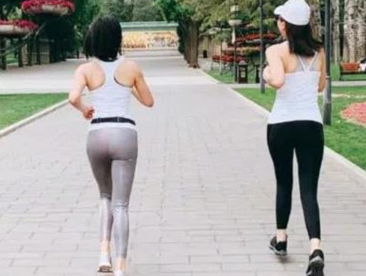 赵奕欢穿无痕裤晨跑,却被"柯基臀"抢镜?网友:这身材谁