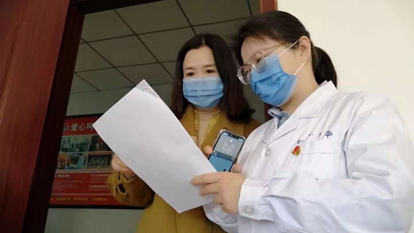 与时间赛跑，与疫情相抗。王明珠副会长与团队速交剧本，速拍摄抗击疫情的宣传片。