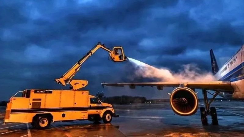 飞机结冰了怎么办？让我们来看看飞机是如何洗澡的