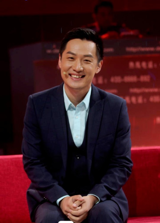 央视主持人舒冬,隐瞒了5年的高颜值娇妻,原来是我们熟悉的她