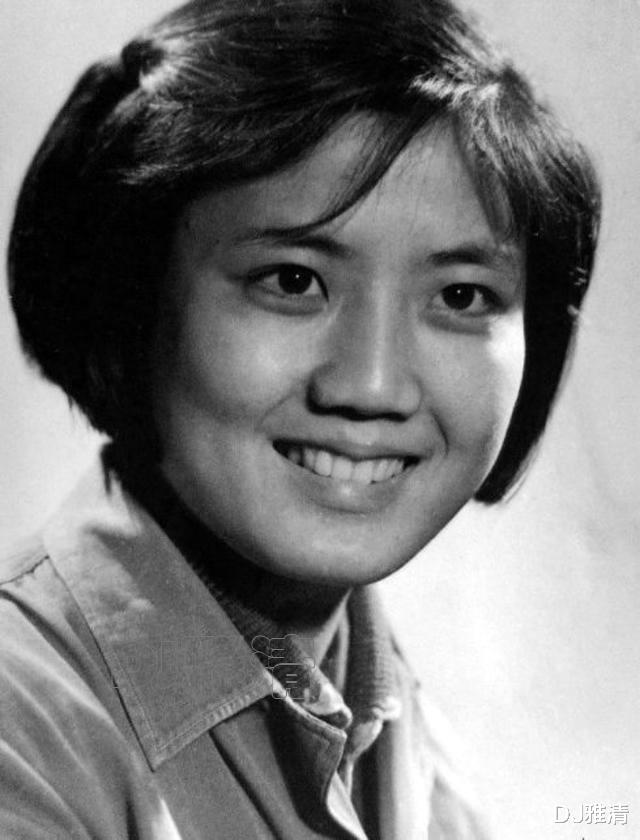 李秀明近照,昔日当红女星,唐国强老搭档,如今65岁,女儿长得像妈妈