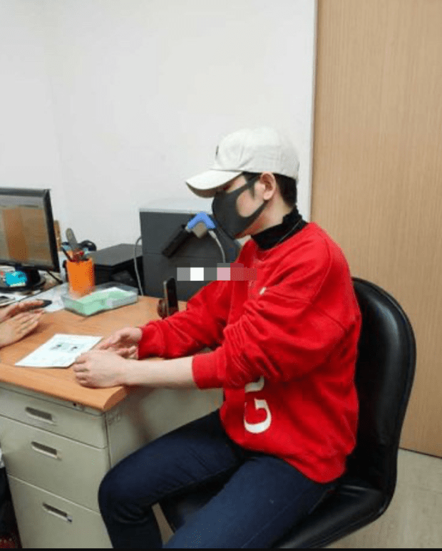 萧敬腾怎么了？全副武装现身诊所
