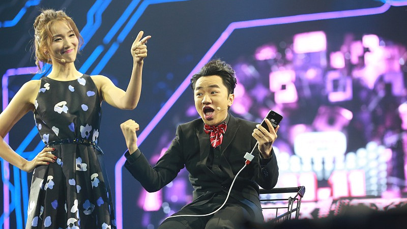 多名男明星父亲节幸福官宣二胎，唯有潘粤明、文章两人父亲节过得很难