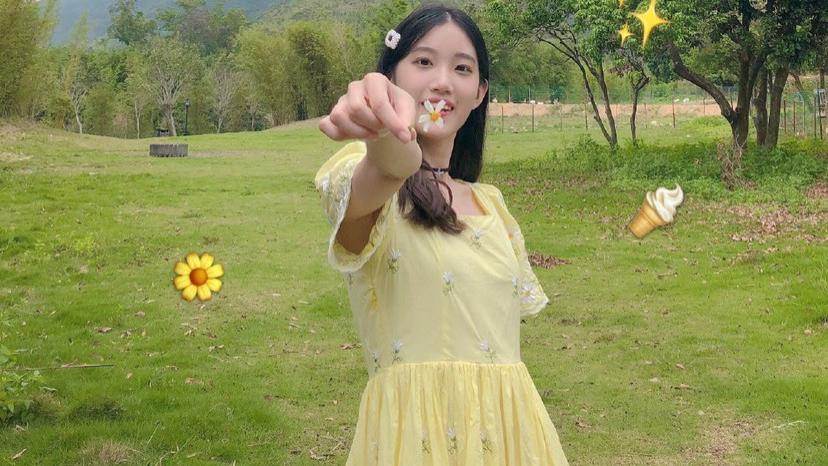 那个穿黄裙子的“妹妹”，你长得可真好看！