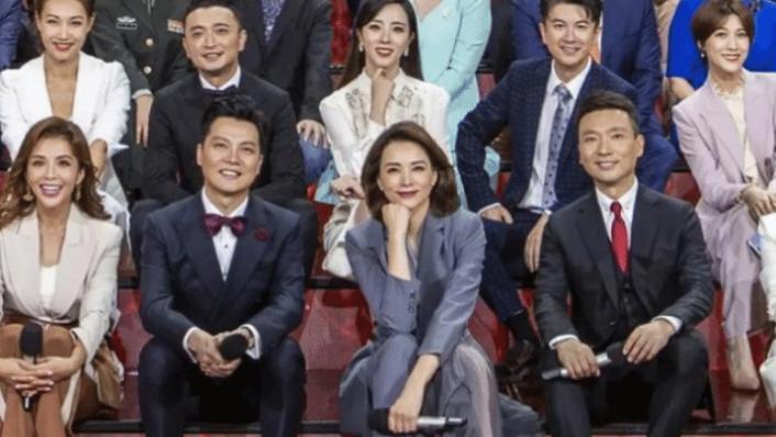 主持人|全国主持人齐聚央视大合影，董卿稳坐C位，撒贝宁地位不及汪涵