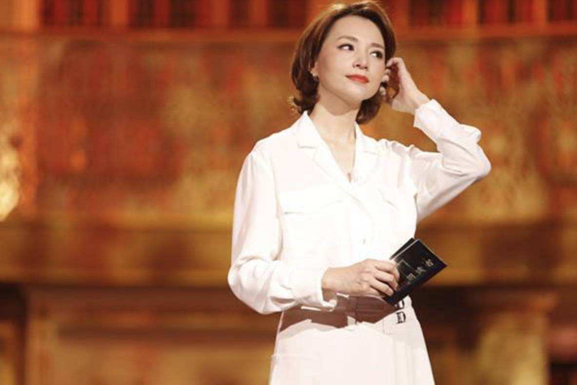 著名主持人董卿近两年工作少了,她到底在忙些什么?