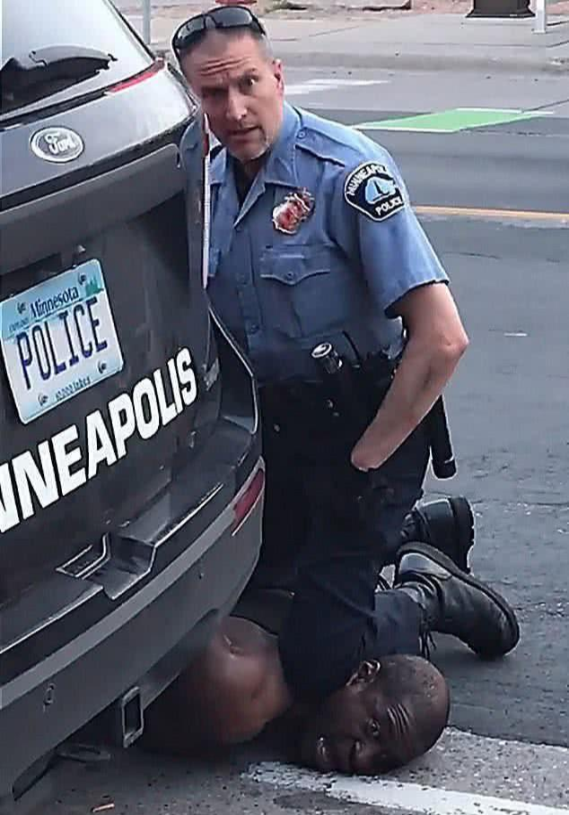 跪杀黑人的警察妻子曝光正脸 当过选美冠军 坚称丈夫是绅士 育儿资讯 八戒游戏