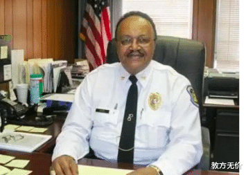 突发 6月3日美国77岁退休警察局长在街头被射杀 全程被网上直播 教育资讯 娱乐新闻网