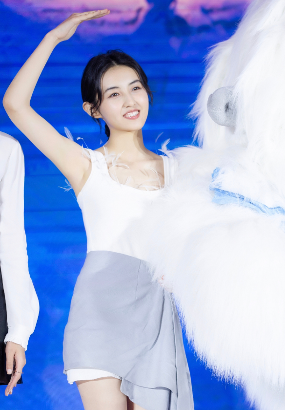 当张子枫减肥成功后,普通背心穿成高级礼服,尽显少女身材还白到发光