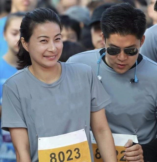 郭晶晶穿当年运动服亮相,扎马尾辫脸形富态,气质和年轻时变不少