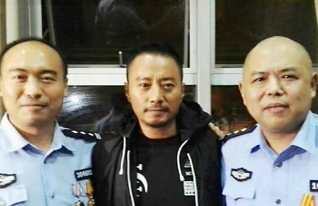 和警察叔叔合影指南 这个c位千万别抢 连王菲都hold不住 娱乐资讯 娱乐新闻网