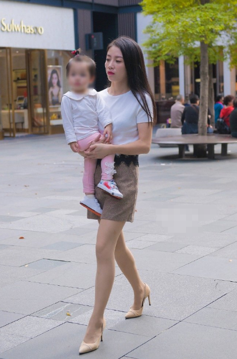 辣妈脚踩高跟还能抱孩子,实力很强,练出来的?
