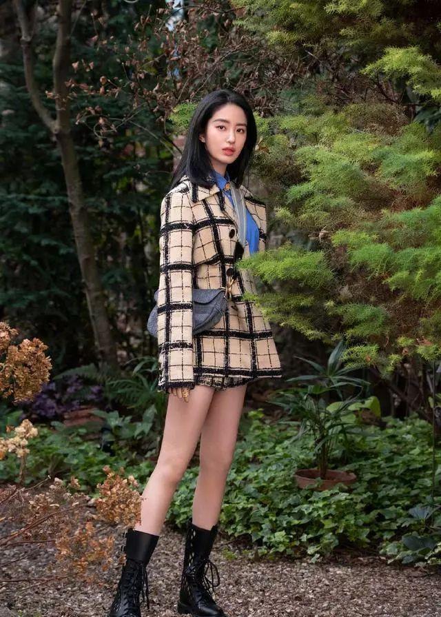 杨采钰身材高挑碾压超模,穿针织衫配牛仔裤,匀称纤细太美了!