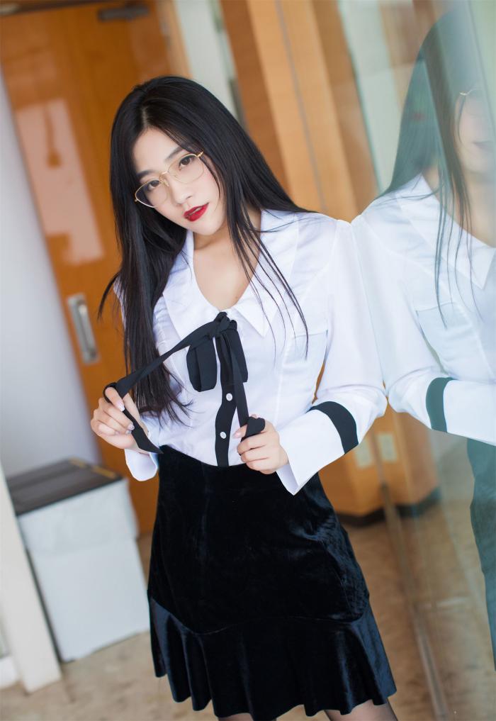 "最美职场女神"一夜走红,甜美长相加上职场穿着,网友