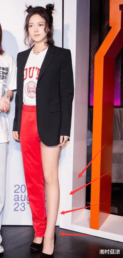 17岁的赵今麦真敢穿! 把运动裤剪成10cm, 意外成女嘉宾中腿最长的