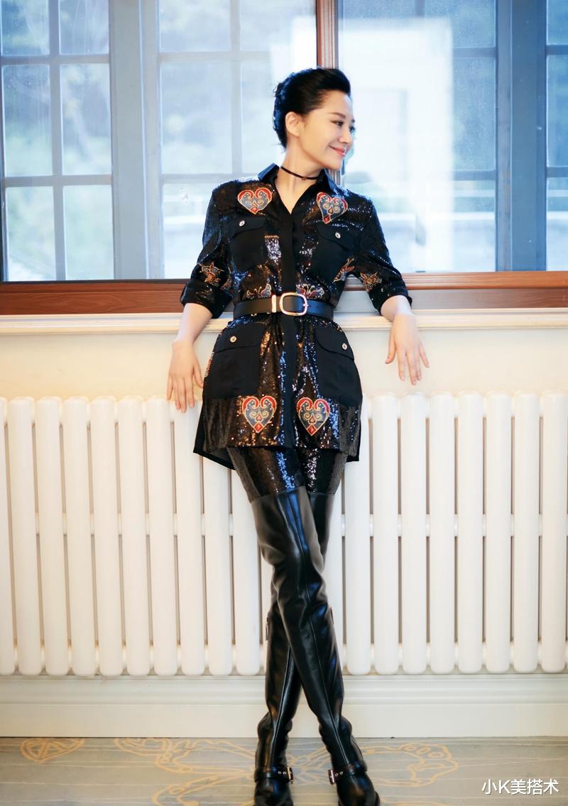46岁董卿与50岁许晴,穿同款西服套装,见识到了气质美的高级形式