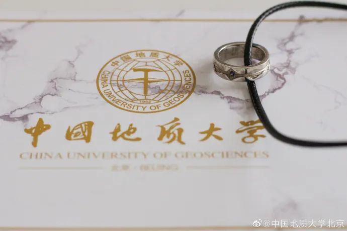 这家大学为毕业生发戒指了 还镶嵌宝石哦 你酸了吗 未分类资讯 娱乐新闻网