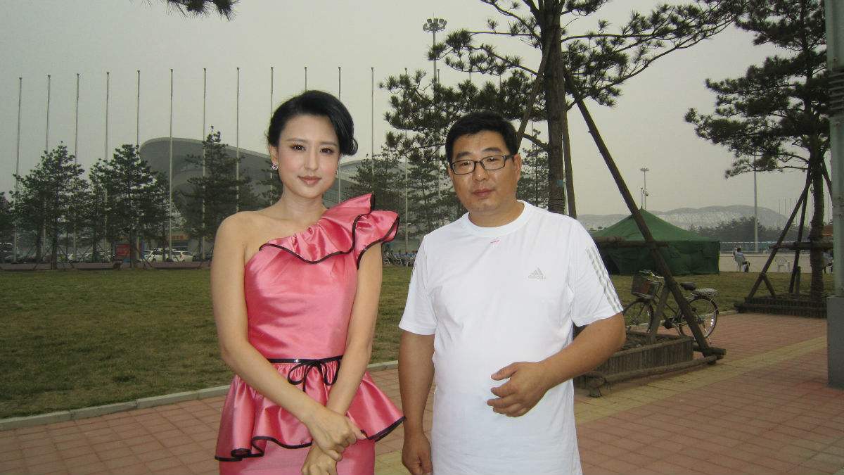 她是央视著名主持人,丈夫比自己大了整整20岁,站在一起犹如父女