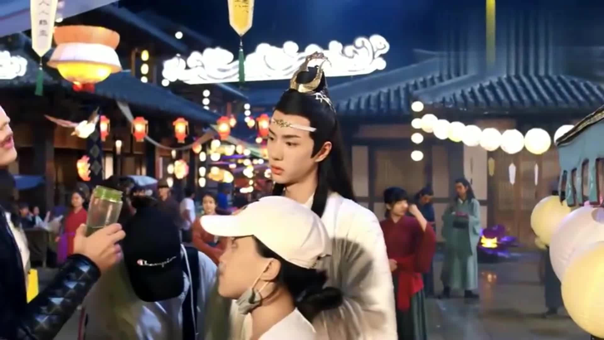 肖战喝的什么神仙水，王一博一脸觊觎，互动真甜